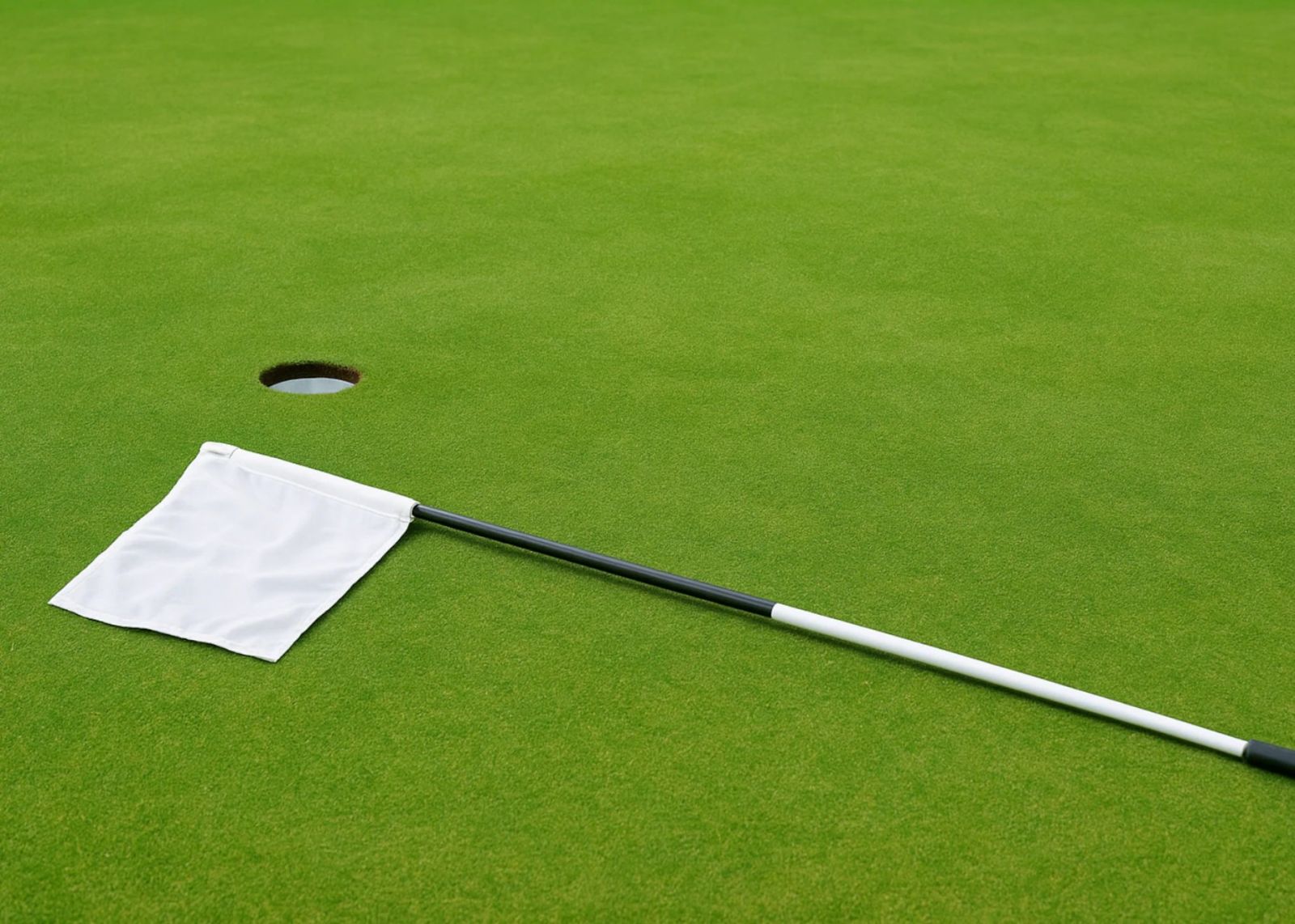 Khi lá cờ bị bỏ lại trên green – luật golf cho phép bạn làm gì?