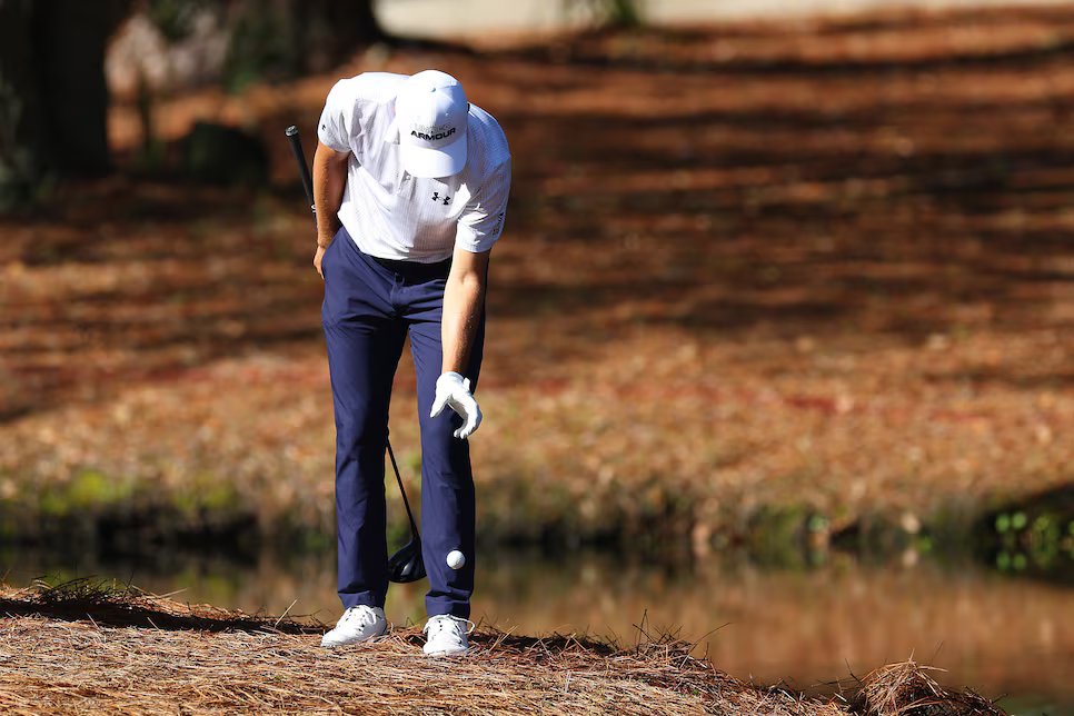 Giải mã Luật Golf: Trước khi thả bóng, golfer có được “dọn dẹp” chướng ngại vật rời để có lie tốt hơn? Giải mã Luật Golf: Trước khi thả bóng, golfer có được “dọn dẹp” chướng ngại vật rời để có lie tốt hơn?