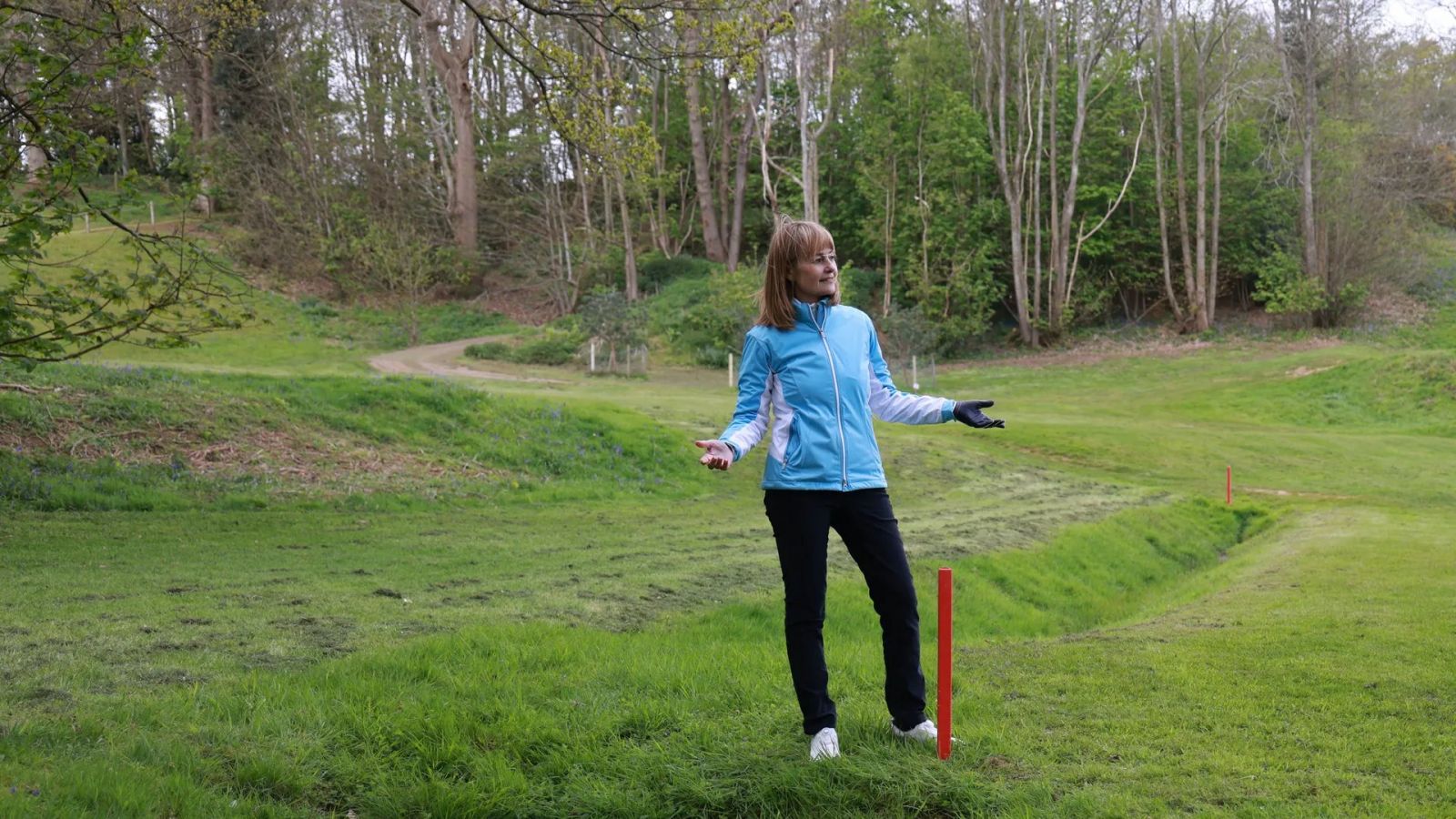Bóng rơi vào khu vực phạt nhưng không tìm thấy – Xử lý thế nào theo Luật Golf?