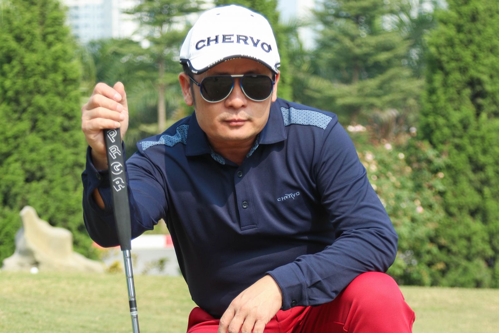 Ca sĩ Bằng Kiều phong độ với thời trang golf Chervo