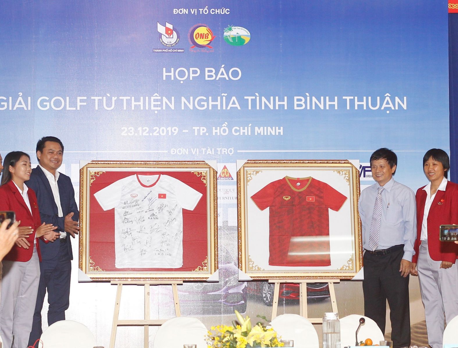 Giải Golf đấu giá chiếc áo có chữ ký của thủ tướng và đội tuyển bóng đá nữ Việt Nam