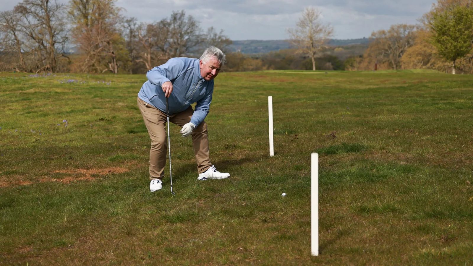 Bóng dừng ngay trên vạch trắng Out of Bounds: Còn trong sân hay đã ra ngoài?