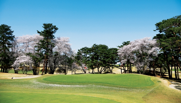 Sân golf hàng đầu Nhật Bản gỡ bỏ lệnh cấm với các nữ golfer