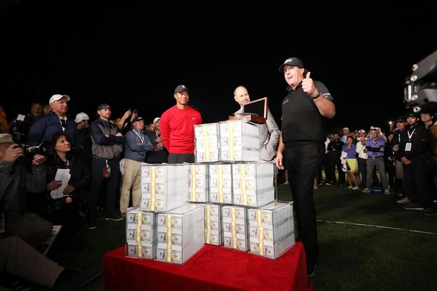 Đánh bại Tiger Woods sau 22 hố, Phil Mickelson ẵm trọn 9 triệu USD