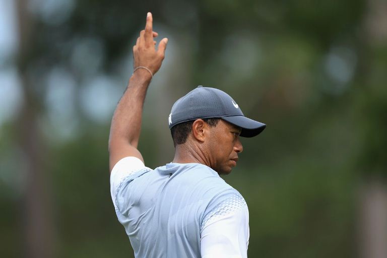Webb Simpson tiếp tục dẫn đầu, Tiger Woods tỏa sáng trở lại