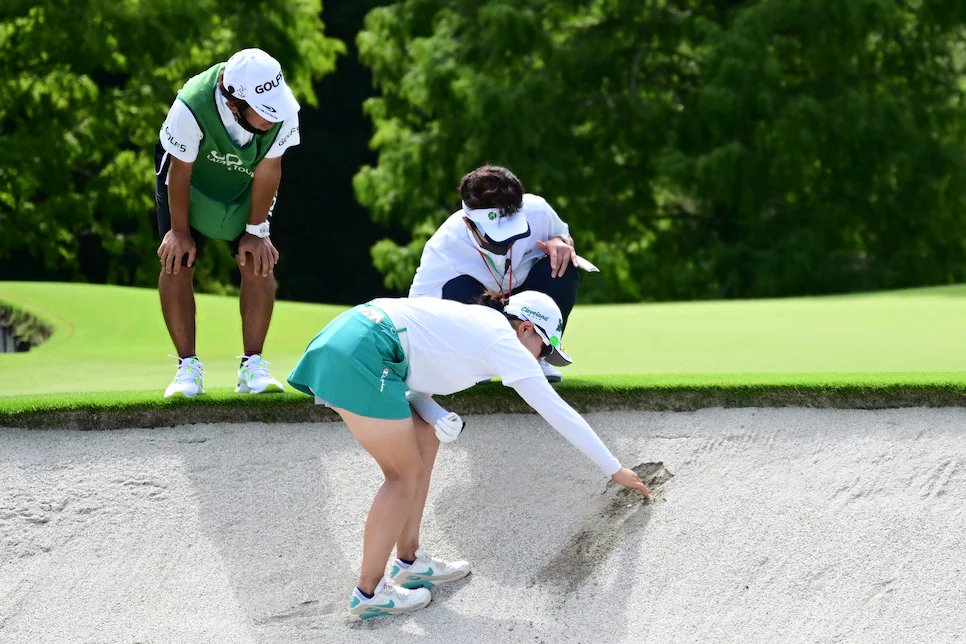 Giải mã luật golf: Có được “thăm dò” bunker để xem bên dưới bóng có gì không?