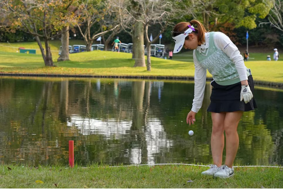 Giải mã Luật Golf: Không tìm thấy bóng, 50-50 giữa khu vực phạt và vật cản – xử lý thế nào cho đúng luật?