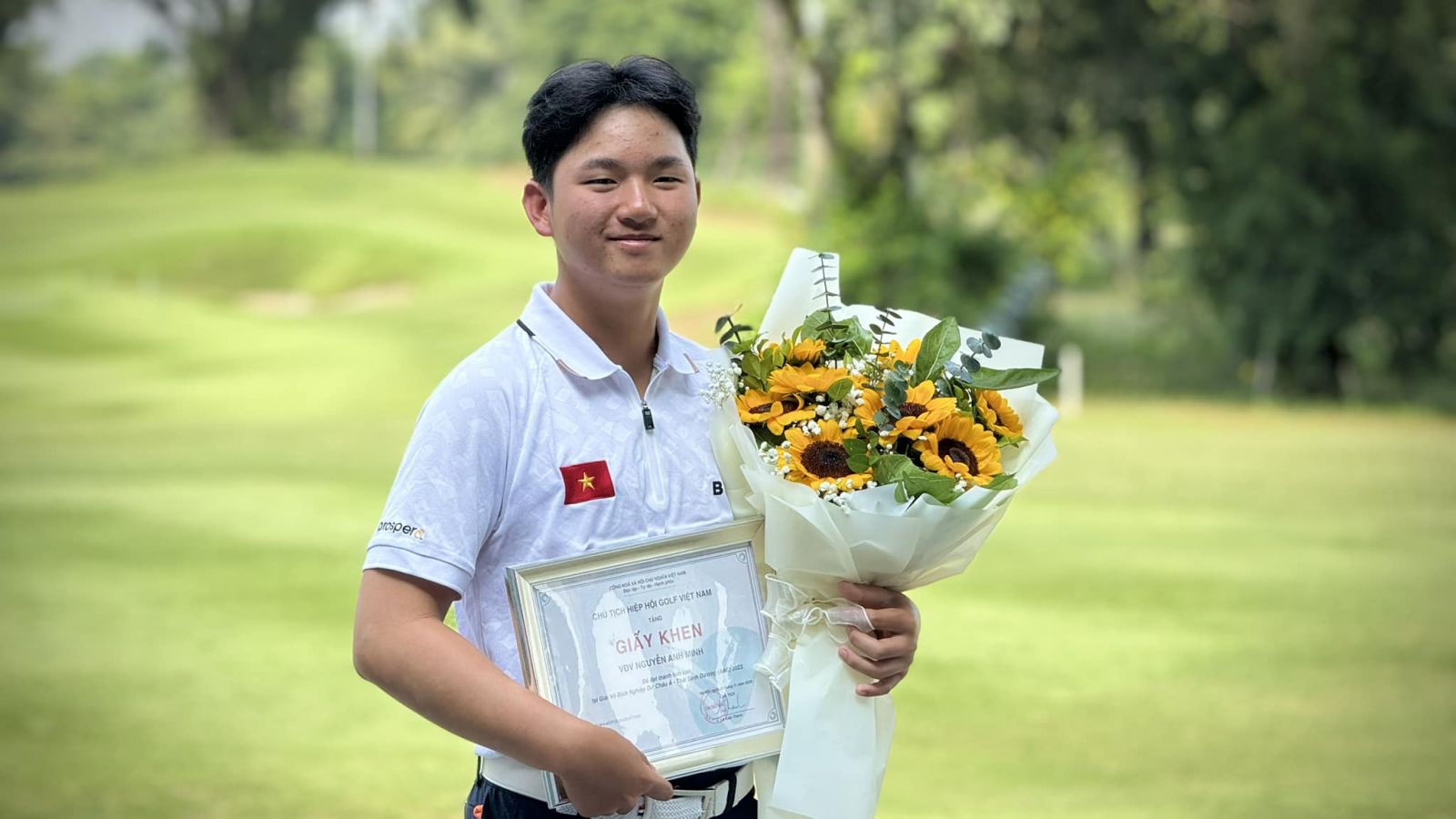 Nguyễn Anh Minh Nhận Khen Thưởng Của Hiệp Hội Golf Việt Nam