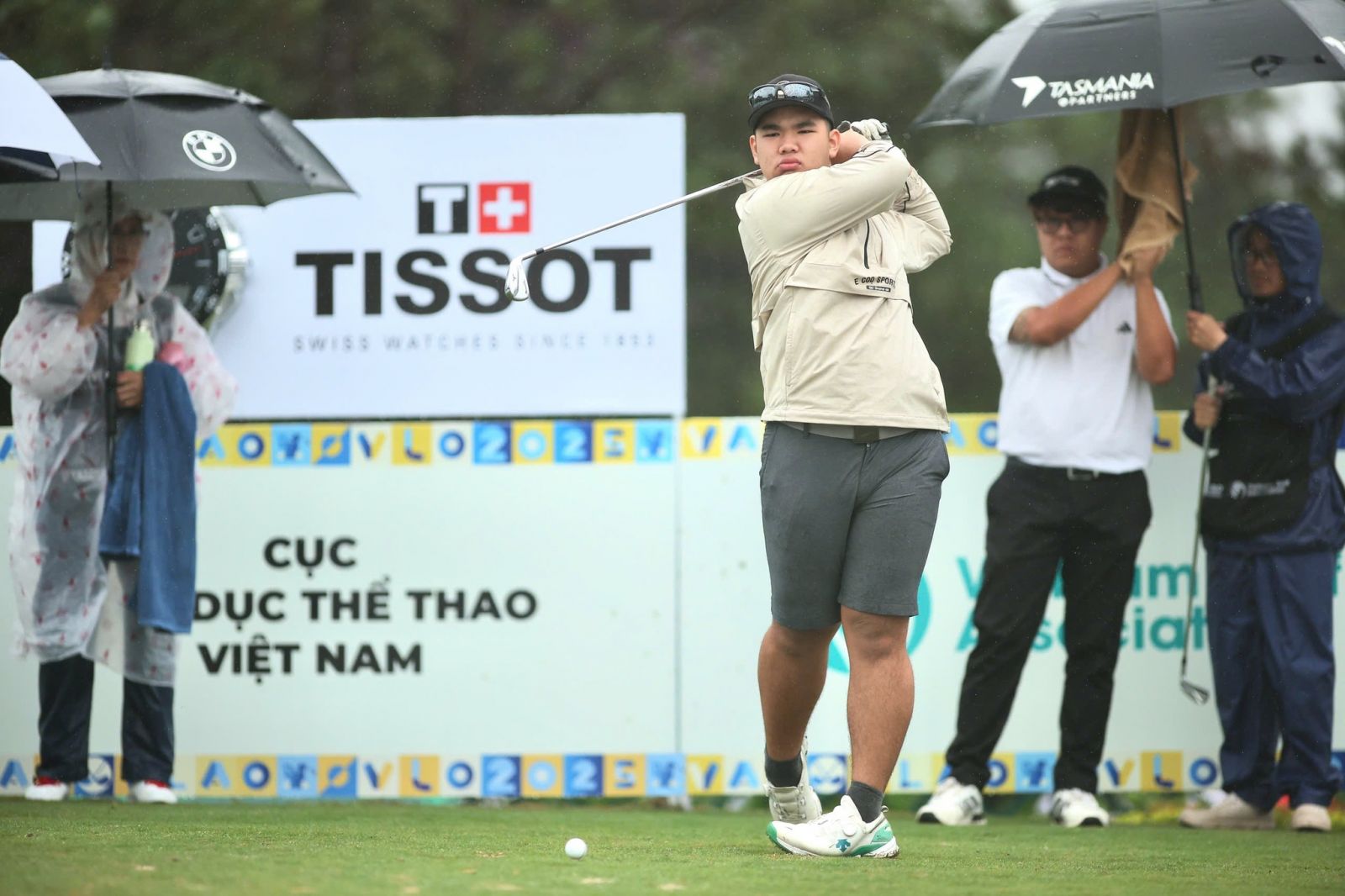 Trời mưa dày thử thách các golfer ngay ngày thi đấu đầu tiên tại VAO & VLAO 2025