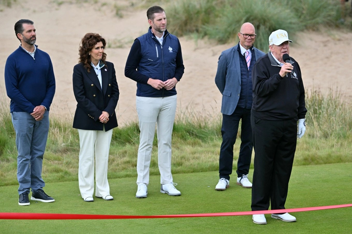 Tổng thống Donald Trump khánh thành sân golf mới tại Scotland