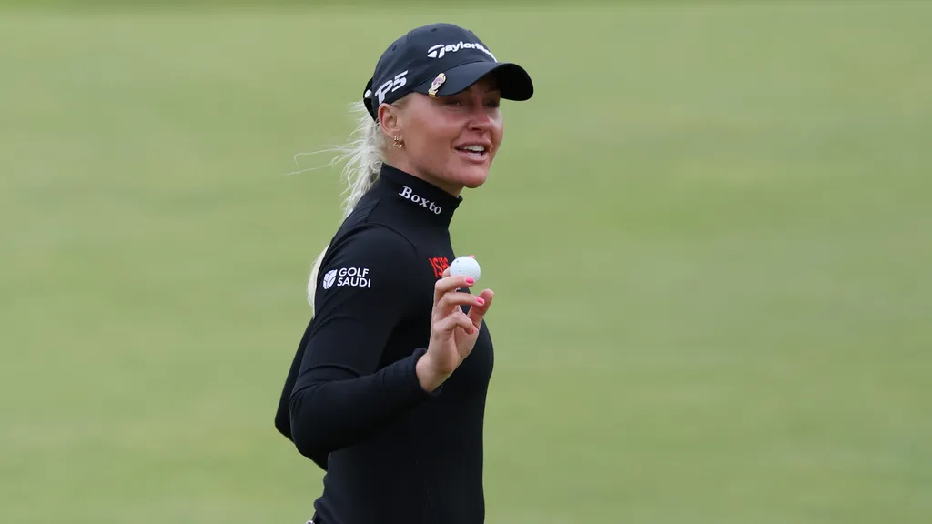 Charley Hull dẫn đầu AIG Women’s Open sau vòng đầu tiên đầy gió