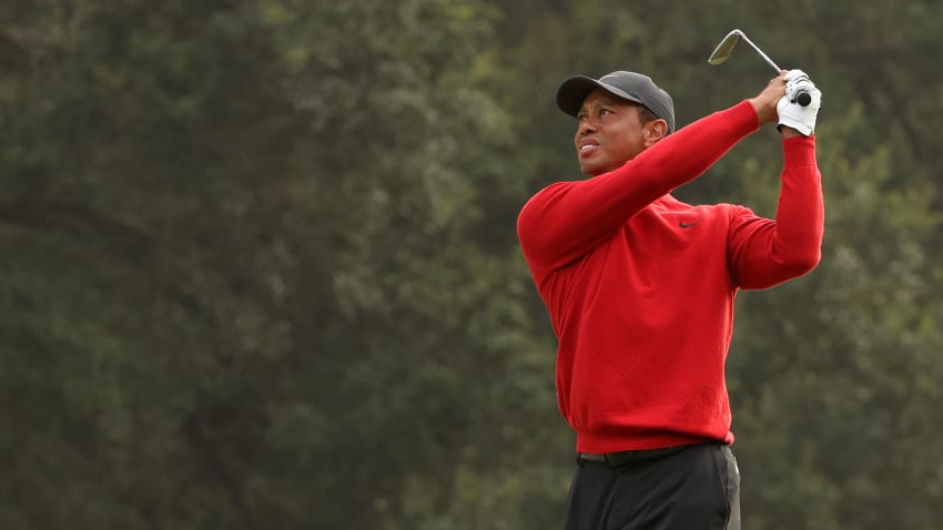 Các Golfer thế giới hưởng ứng mặc đồ màu đỏ để động viên Tiger Woods sớm bình phục