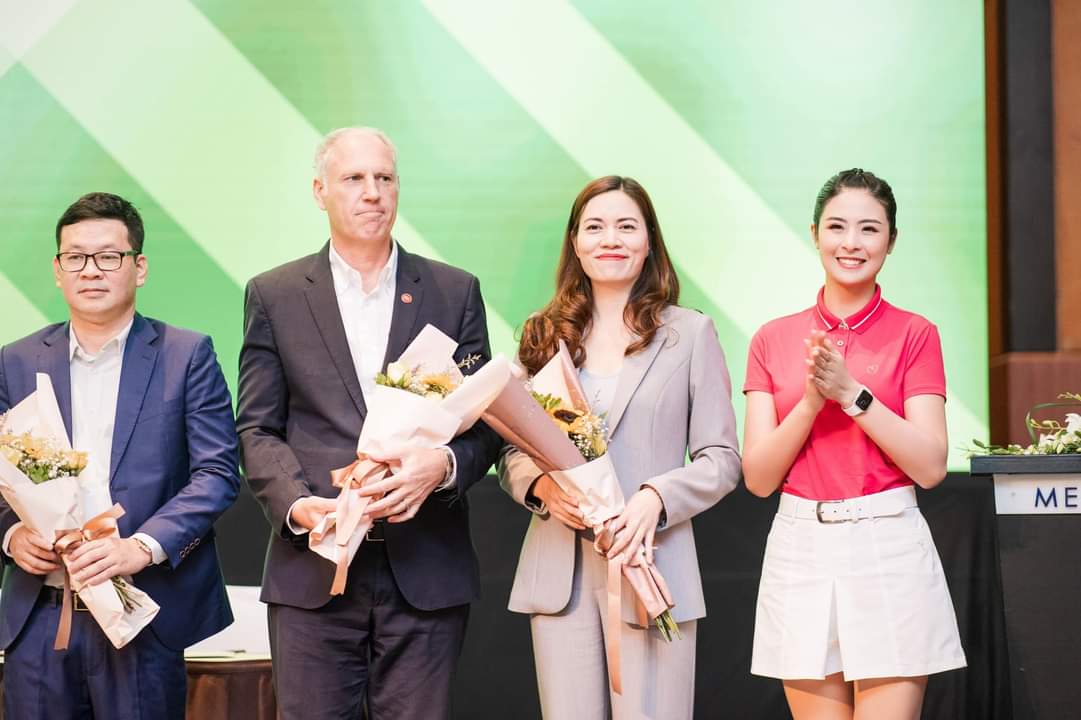 Hoa hậu Ngọc Hân khoe sắc cùng Jennifer Phạm tại Tiền Phong golf Championship 2020