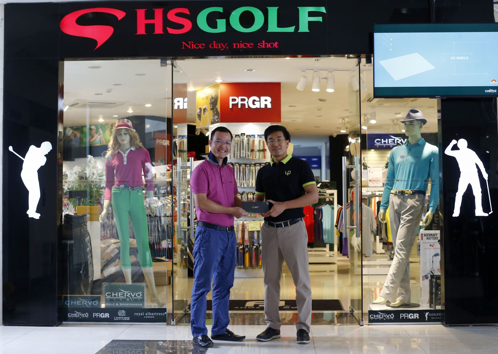 Công ty Up Co-Working Space trao giải thưởng HIO cho golfer Phạm Thắng