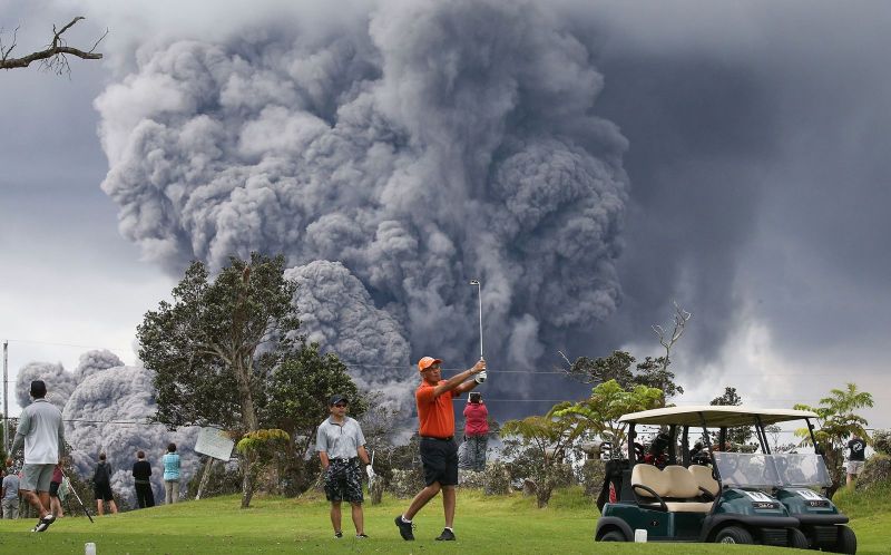 Ảnh ấn tượng trong tuần: chơi golf bên núi lửa phun trào